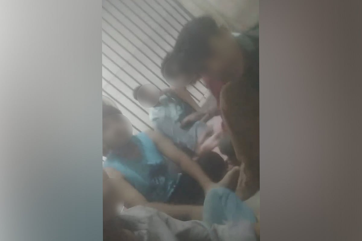 হাজতে থাকা ১০ আসামির ‘জয় বাংলা, জয় বঙ্গবন্ধু’ স্লোগান, দুই পুলিশকে প্রত্যাহার
