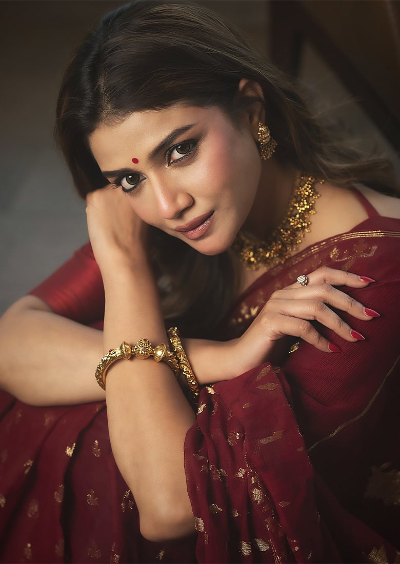 জামদানি আর সোনার গয়নায় মোহময়ী সৌরসেনী