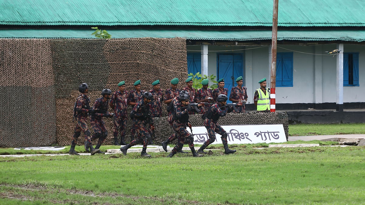 অভিযানে ড্রোন ব্যবহারের মহড়ায় বিজিবি সদস্যরা।