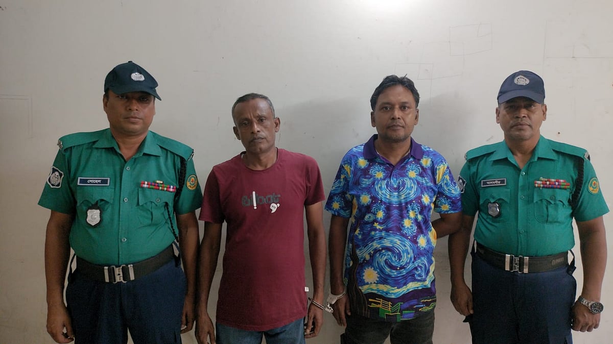 ঘরে ঢোকেন পুলিশ পরিচয়ে, পরে বলেন সাংবাদিক, ভিডিও ধারণ, চাঁদা দাবি