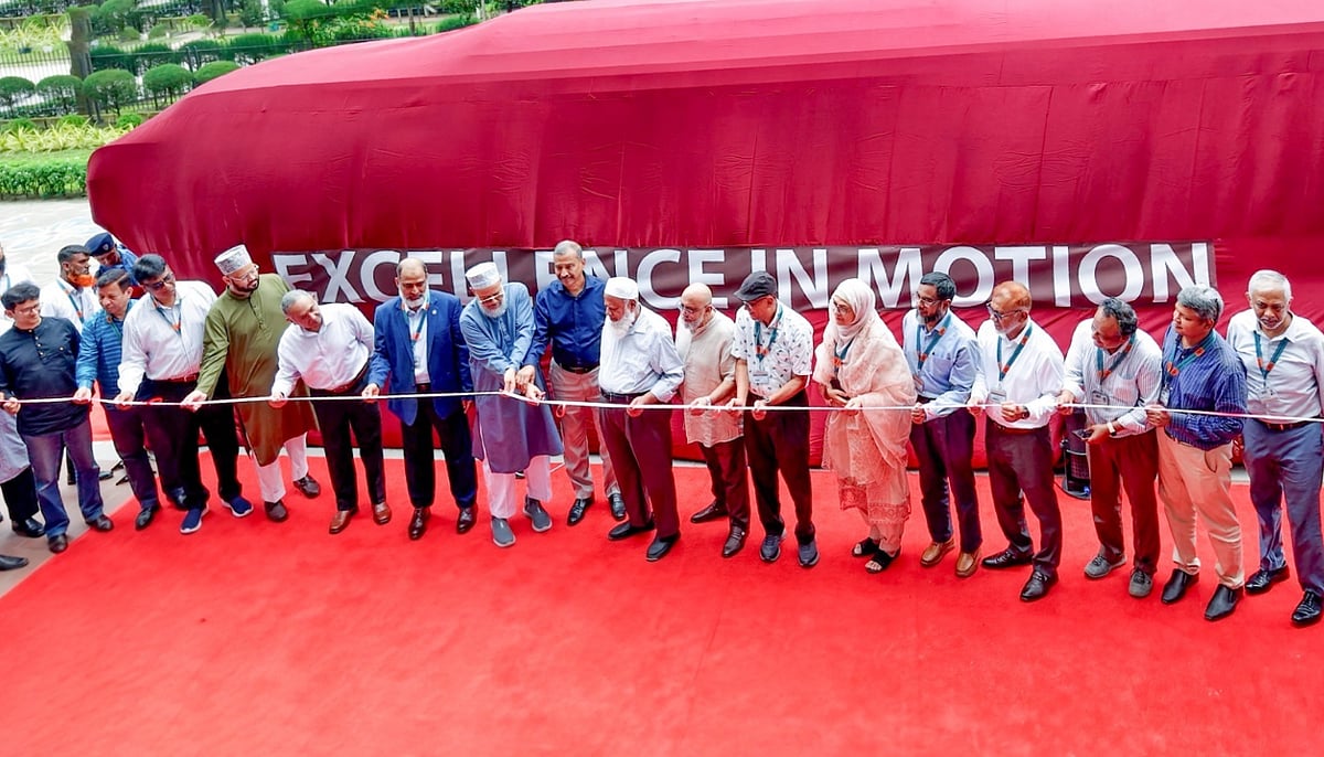 UIU launches 18 air-conditioned buses for students