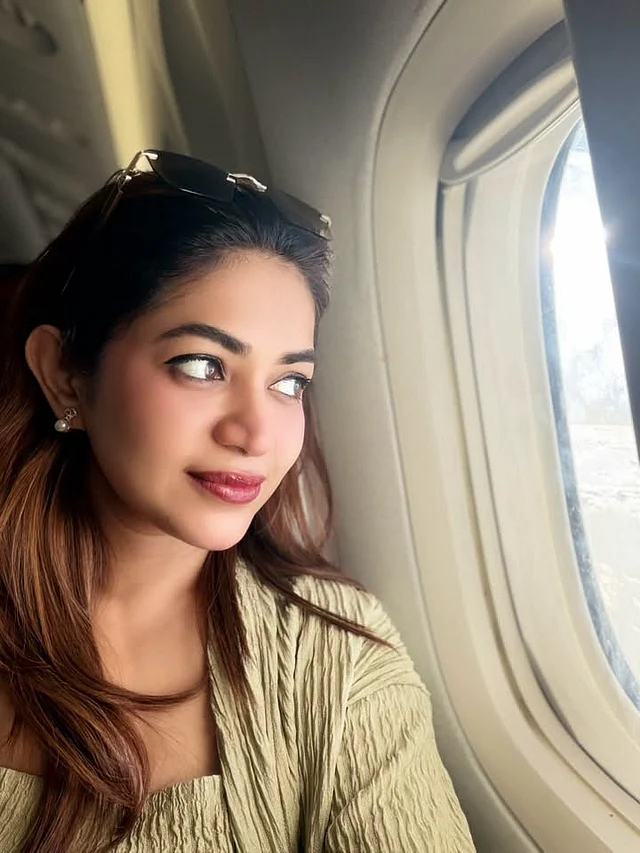 ৪৫ দিনের ইউরোপ ট্যুরে বের হয়েছেন প্রিয়ন্তী ঊর্বী। প্লেনে বসে ছবি দিয়েছেন প্যাস্টেল অলিভ ক্রিংকলড ফেব্রিকের আউটফিটে