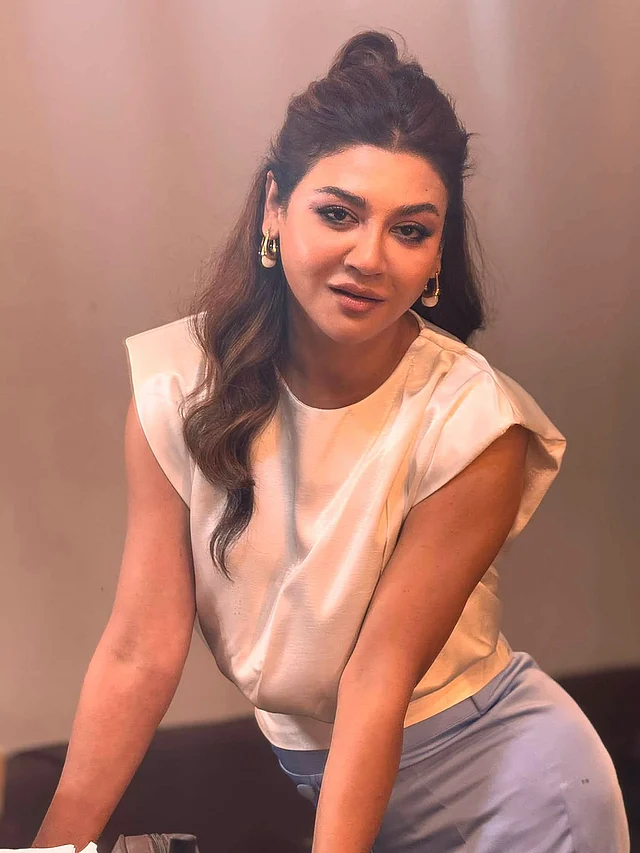 চুড়ো করে বেঁধে হাফ পনিটেইল করেছেন জয়া। কানে হুপ। হালকা মেকওভারেই দারুণ গ্রেসফুল তিনি 