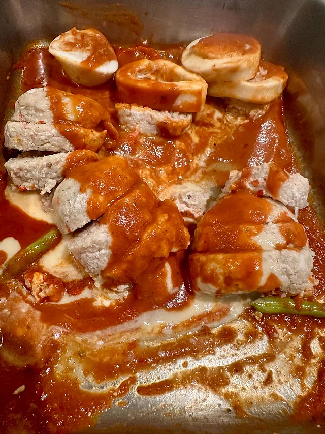পোমোদোরো কুলির সঙ্গে গ্রিল করা পুরভরা ক্যালামারি