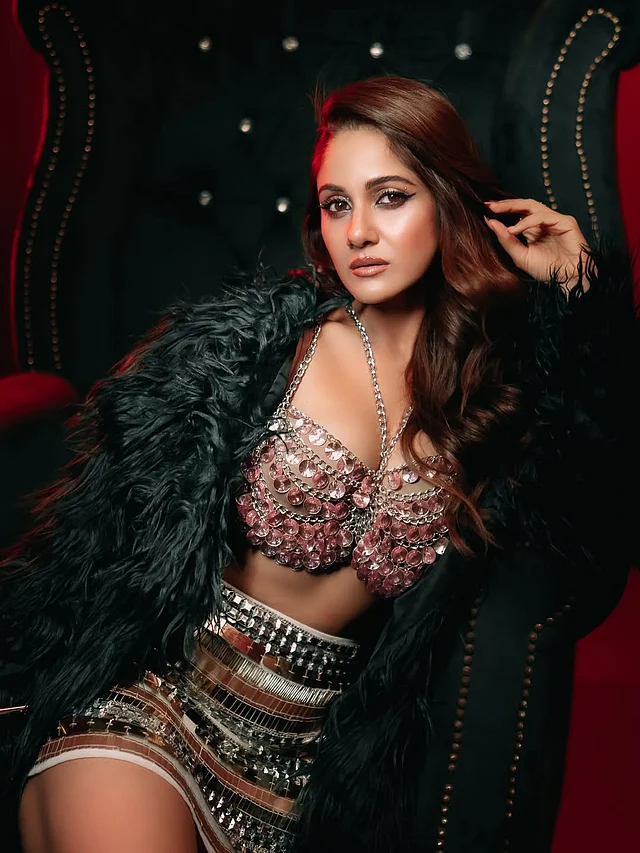 সব মিলিয়ে পুরো লুকটিকে কী নাম যে দেওয়া যায় তা ভেবে পাওয়া মুশকিল