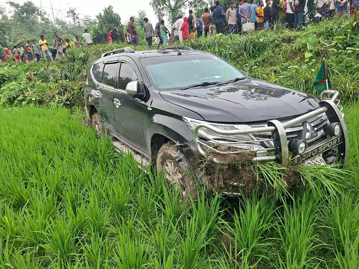 বগুড়ায় গাড়ি নিয়ন্ত্রণ হারিয়ে ধানখেতে, স্ত্রীসহ জনপ্রশাসন প্রতিমন্ত্রী ও পথচারী আহত