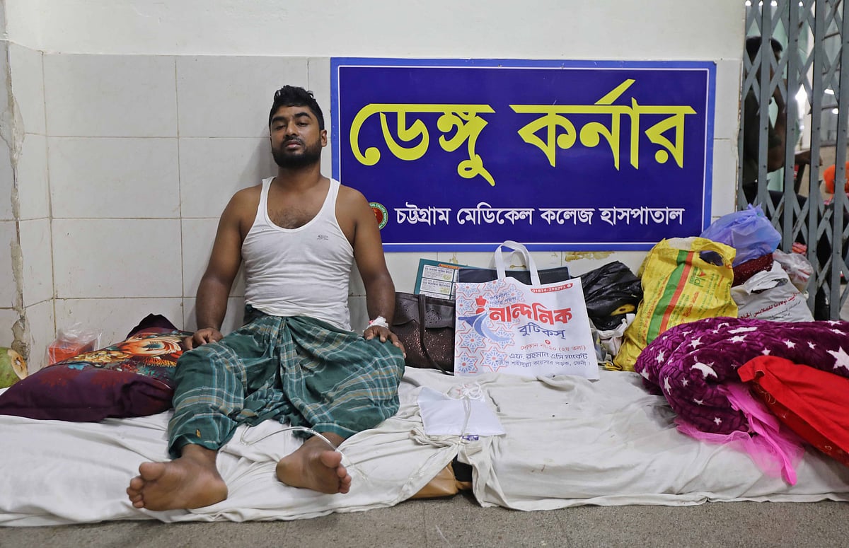 শয্যা না পেয়ে ডেঙ্গু ওয়ার্ডের বাইরে মেঝেতেই চিকিৎসা নিচ্ছেন ফেনী থেকে আসা বেলায়েত হোসেন 