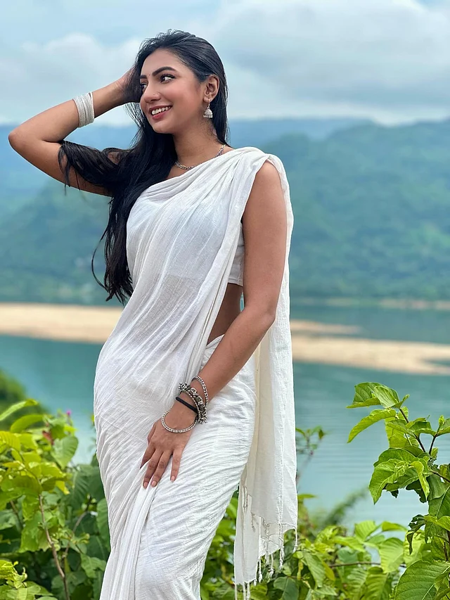 সাদা শাড়িতে পাহাড় আর নদীর পাশে সবুজে ঘেরা সুনেরাহ 