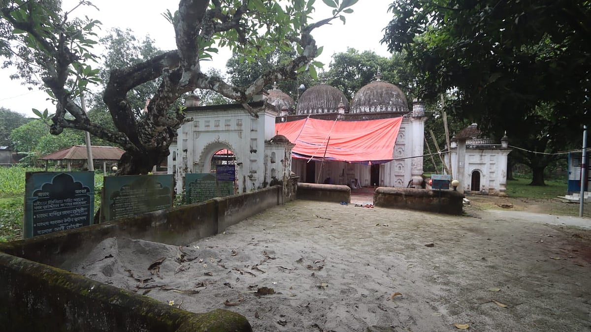 নূরলদীনের কবরকে ঘিরেই ১৮২২ সালে নির্মাণ করা হয় ফুলচৌকি মসজিদ।
