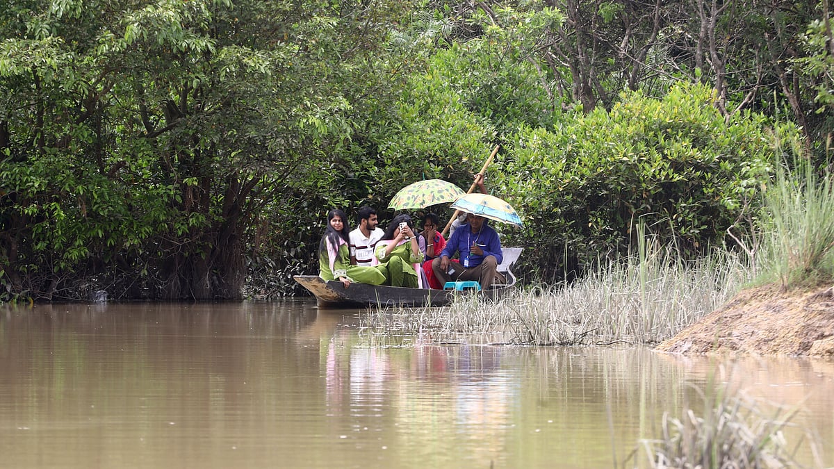 পরিবার নিয়ে রাতারগুলে ঘুরতে এসেছেন তাঁরা