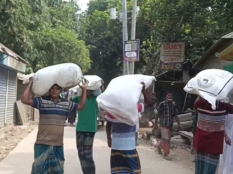 রৌমারীতে ডিলারের গুদাম ভেঙে সার নিয়ে গেলেন কৃষকেরা, ভূরুঙ্গামারীতে বিক্ষোভ