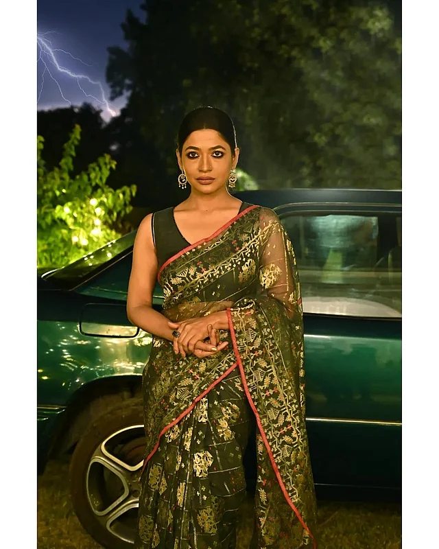 বলিউডের খুফিয়া সিনেমায় জামদানির লুকে বাঁধনের বোল্ড চরিত্র 
