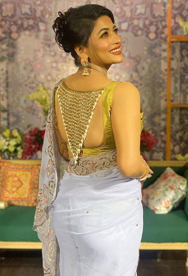 তাঁর মতো করে ব্যাকলেস লুক ও বডি জুয়েলারির লুক কেউই ক্যারি করতে পারেন না 