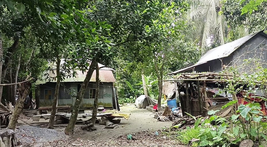 বাঁধনের ওপর হামলায় জড়িত নিষিদ্ধ ছাত্রলীগ নেতা মনিরুলের পরিবার ঘরে তালা দিয়ে গ্রাম ছাড়ল
