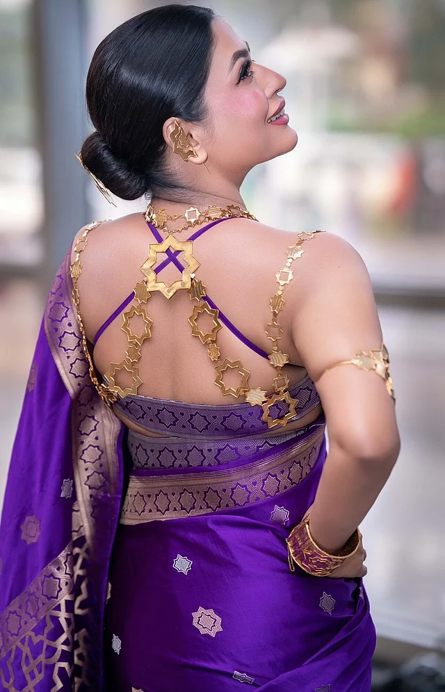 বডি জুয়েলারি আর পার্পল কাতান শাড়িতে দেখা যাচ্ছে তাঁকে এখানে 