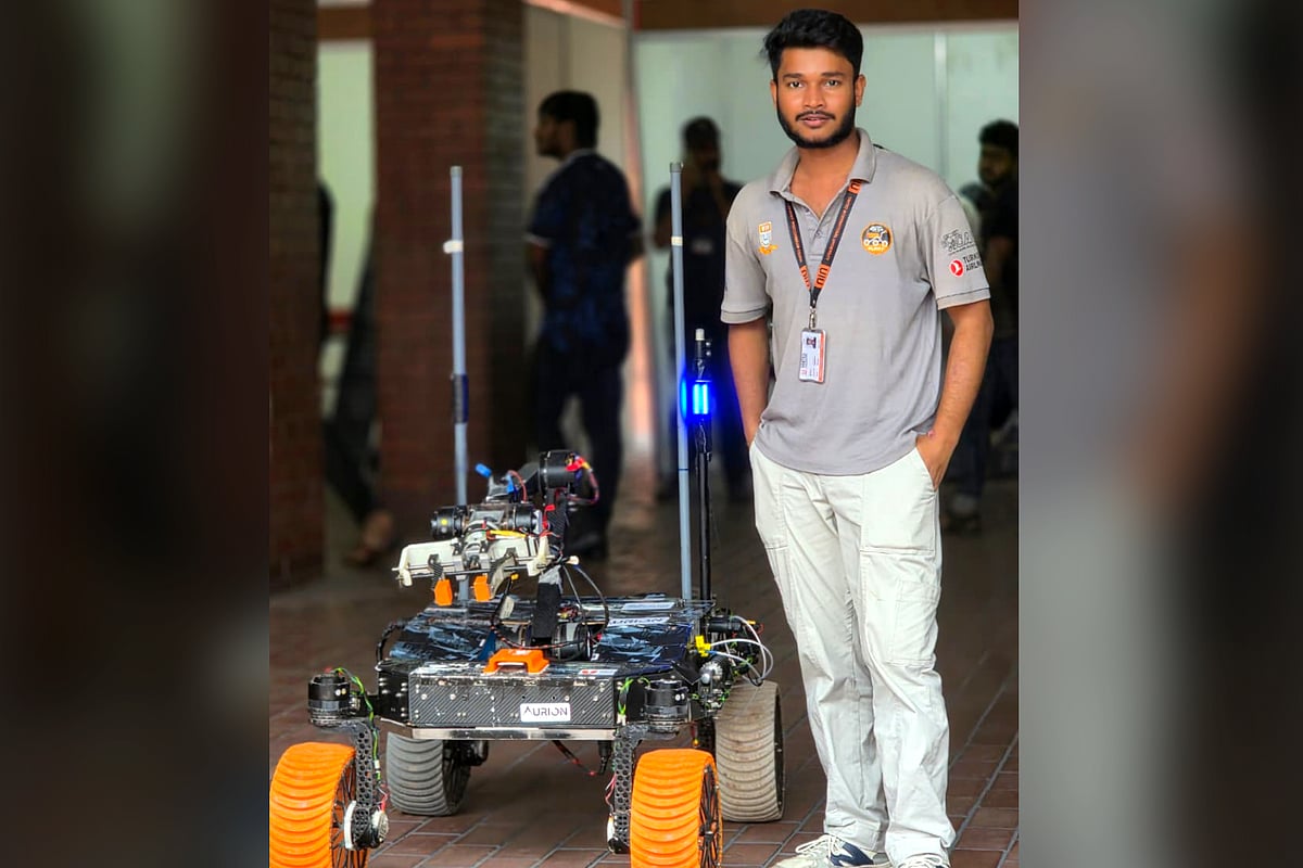 কর্কশিট দিয়ে বানাতেন জাহাজ-গাড়ি, দ্বীপের সেই ছেলে এবার রোবট নিয়ে যাবেন ইতালি