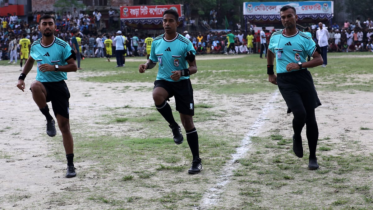 ফাইনাল খেলা শুরু হওয়ার আগে মাঠে ব্যায়াম করছেন রেফারিরা