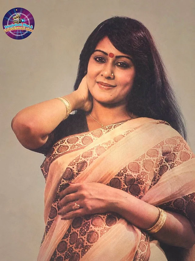 সাদামাটা শাড়ির সাজে চোখ জুড়াচ্ছেন দোয়েল। খুব তাড়াতাড়িই চলে গিয়েছিলেন তিনি পৃথিবী ছেড়ে 