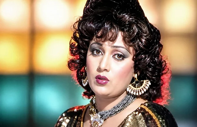 কার্লি হেয়ারস্টাইল, ড্রামাটিক আই মেকআপ, গ্লসি লিপস আর চোখে পড়ার মতো জুয়েলারিতে অভিনেত্রী নূতন 
