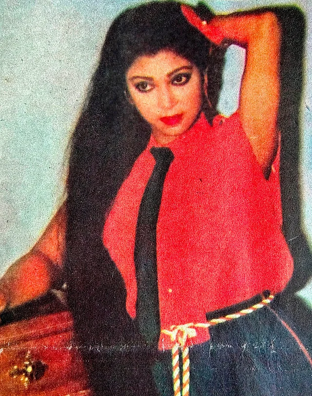 এইটিজ স্টাইলে বারবার আসে দিতির নাম। স্লিভলেস টপ, টাই আর স্ট্রিং দেওয়া জিনসে দেখা যাচ্ছে এই অকালপ্রয়াত ডিভাকে 