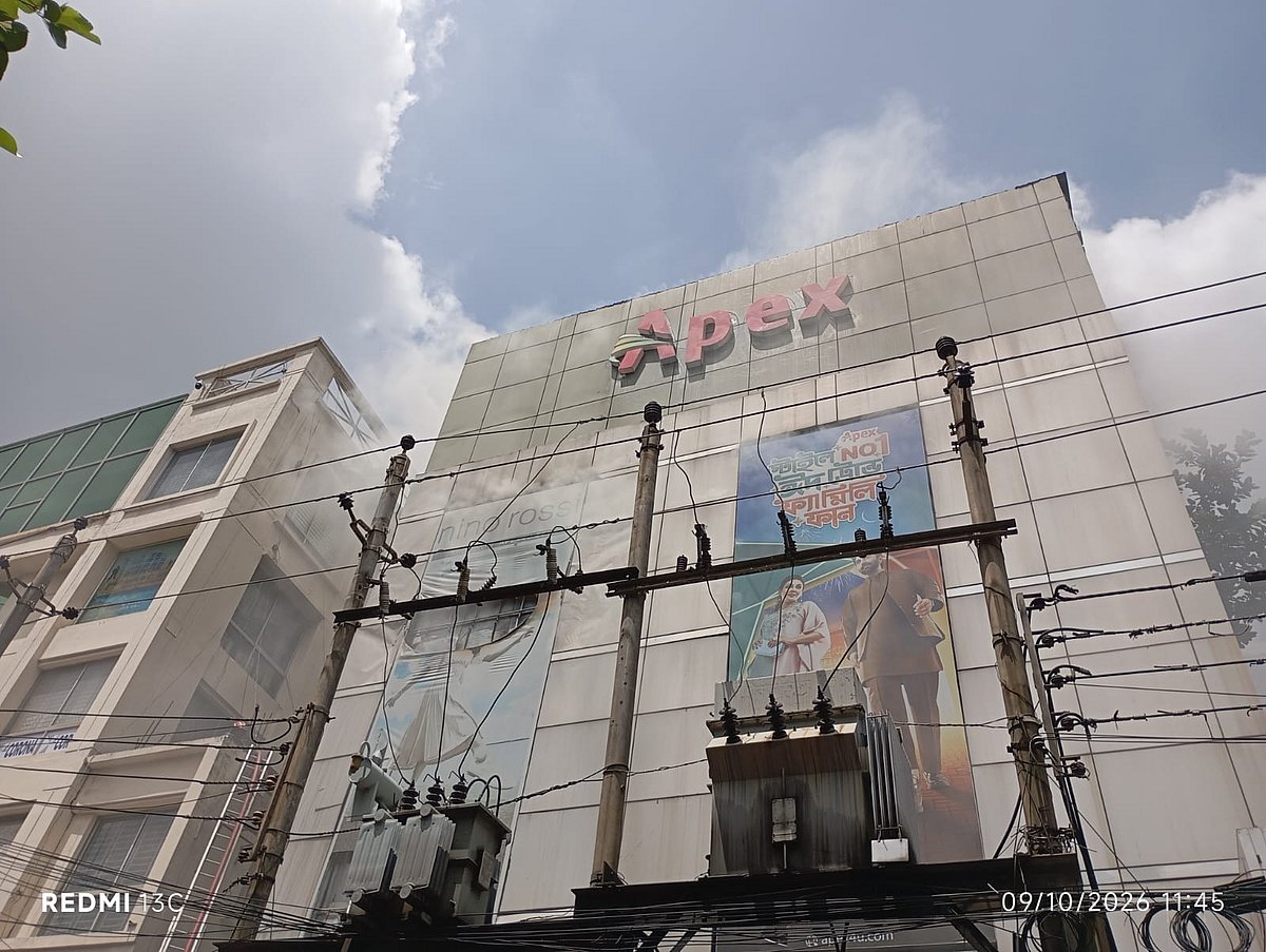 ধানমন্ডি ২৭ নম্বরে এপেক্সের দোকানে আগুন