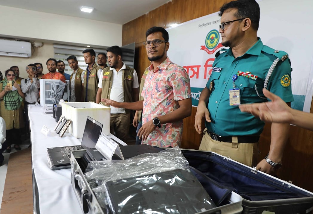 ৮ তলার ভবনে নানা ডিভাইস নিয়ে ৬৩ বিদেশি নাগরিক কী করছিলেন, যা বলছে পুলিশ