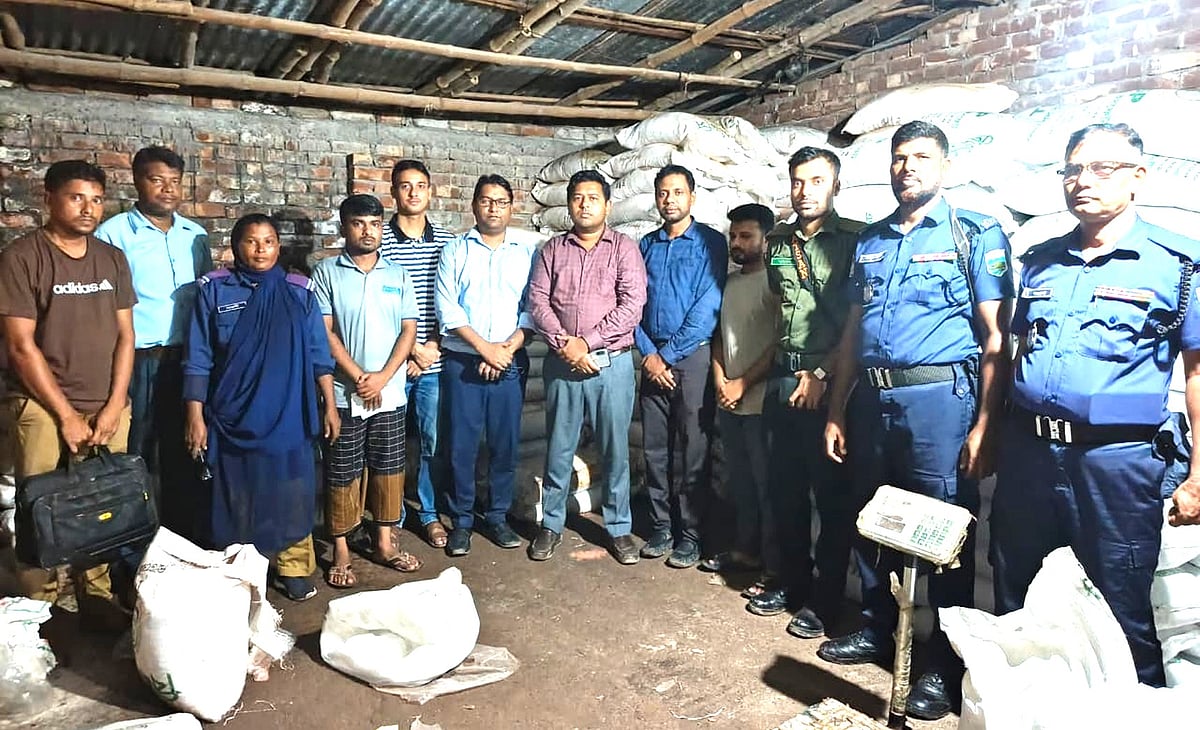 নাটোরে অবৈধভাবে সার মজুত, দুই ব্যবসায়ীকে ৯০ হাজার টাকা জরিমানা