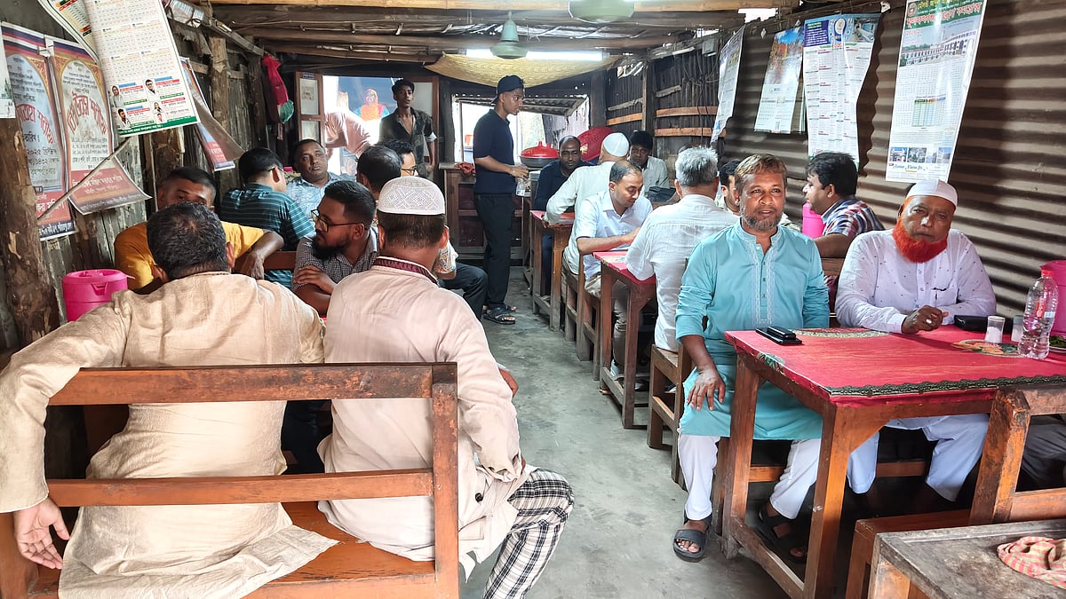 গলির ভেতর শতবর্ষী হোটেল, প্রধান আকর্ষণ নদীর টাটকা মাছ