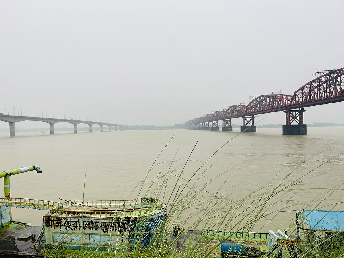 কুষ্টিয়ায় হার্ডিঞ্জ সেতুর পিলারে বাল্কহেডের ধাক্কা, ছিটকে পড়ে ছাত্রদল নেতা নিখোঁজ