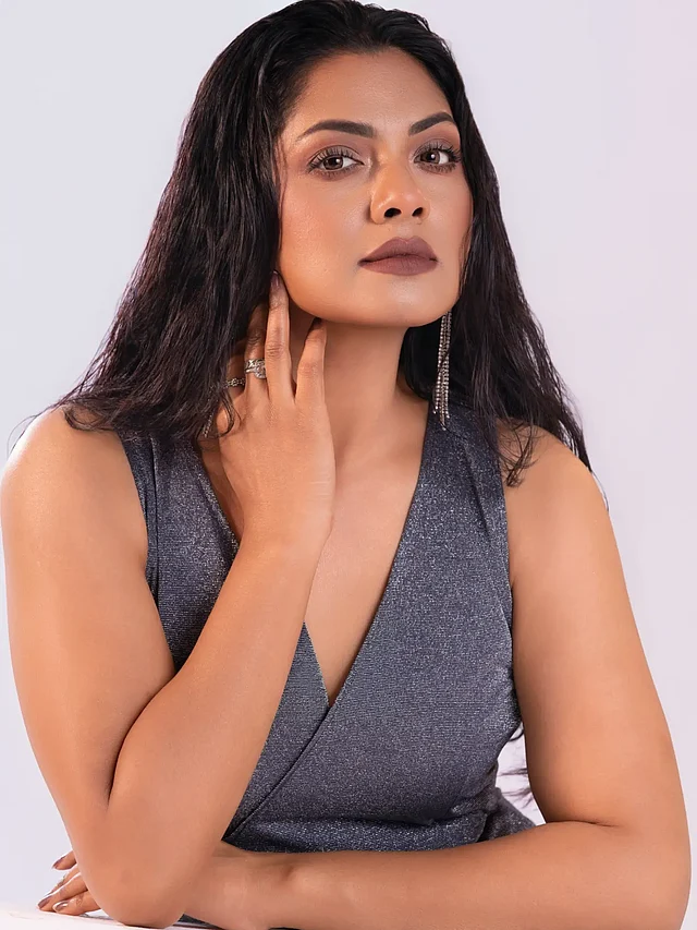 বেশ বোল্ড লুকে দেখা দিয়েছেন তিনি এখানে। পরেছেন।ধূসর স্লিভলেস ফ্লেয়ার টপ। সঙ্গে লম্বা ঝুলের সাদা পাথরের দুল।  