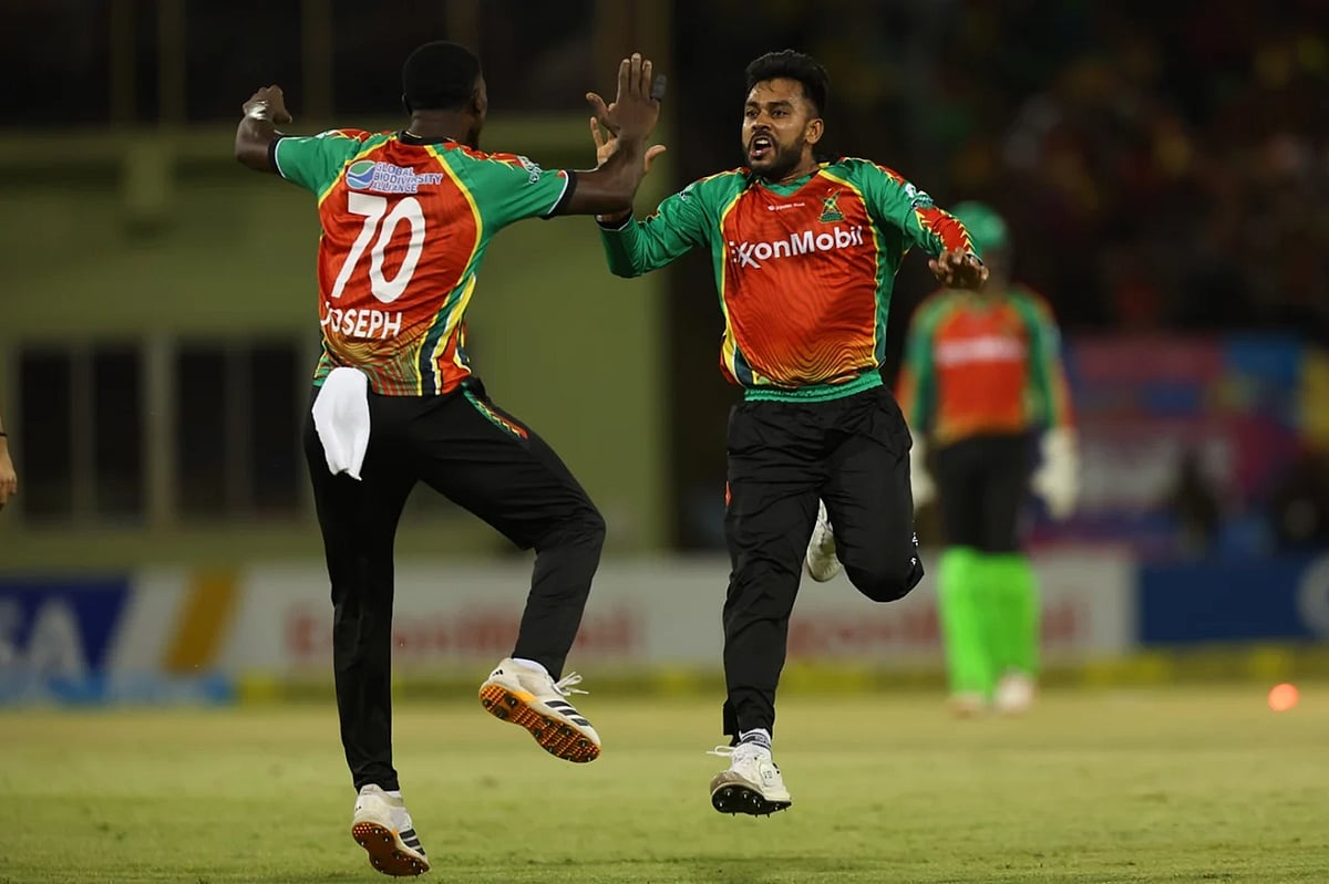 মিরাজের আঙুলে চার উইকেট, শরীরে ‘নাগিন ড্যান্সে’র তাল