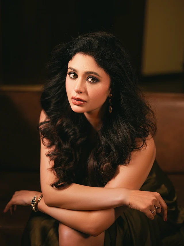 ফ্যাশন নিয়ে বরাবরই এক্সপেরিমেন্ট করতে ভালোবাসেন টালিউড ডিভা ঋতাভরী চক্রবর্তী। সম্প্রতি এক ফটোশুটে ব্রাউন লেদার সোফায় বসে ক্যামেরার সামনে পোজ দিয়েছেন তিনি। তাঁর পরনে ছিল ডিপ অলিভ গ্রিন বা জলপাই রঙের স্যাটিন গাউন। 