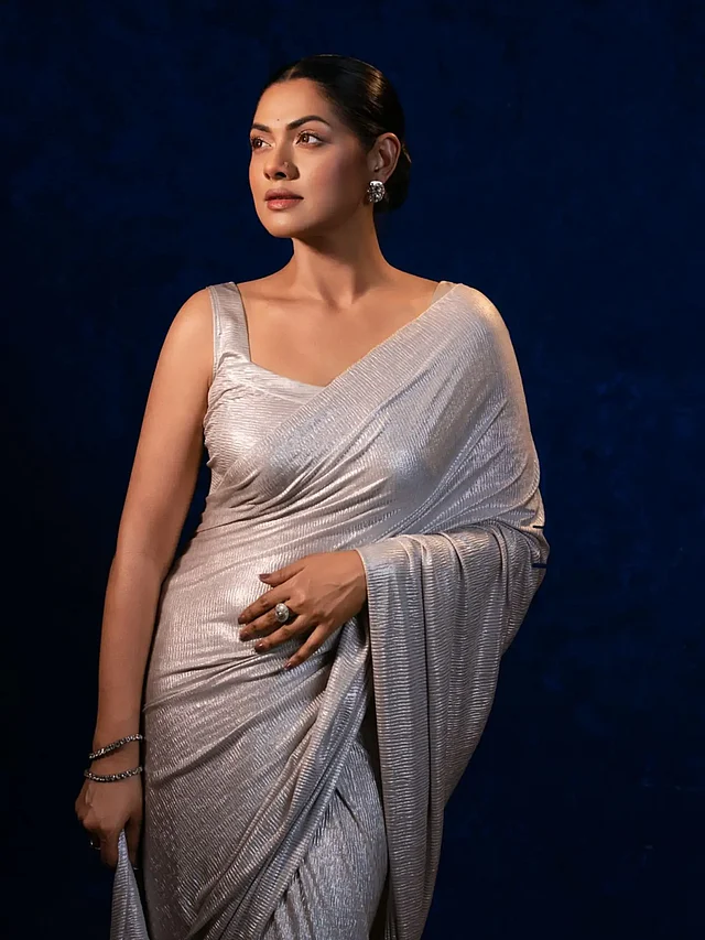 রূপালি শাড়ি ও ম্যাচিং স্লিভলেস ব্লাউজে তিশা 
