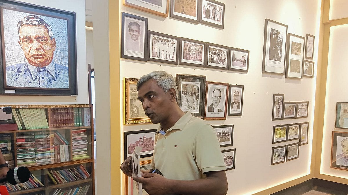 আজ সোমবার বেলা আড়াইটার দিকে ডাকসু সংগ্রহশালায় গিয়ে মোহাম্মদ আলী জিন্নাহর তিনটি ছবি ছিঁড়ে ফেলেন শিক্ষার্থী আবু তৈয়ব হাবিলদার
