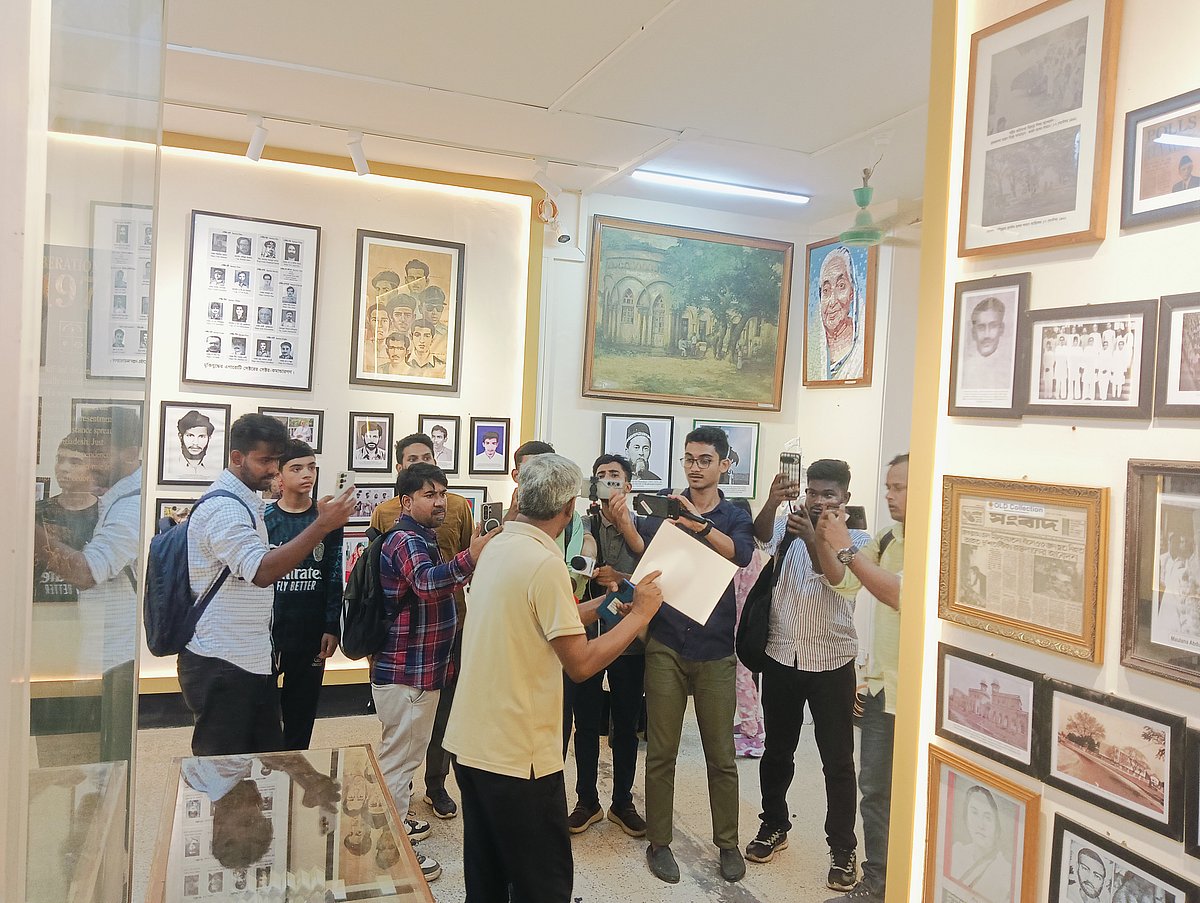 জিন্নাহর ছবি টানানোয় প্রতিবাদ, ব্যবস্থানেবে প্রশাসন