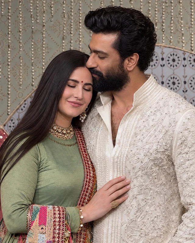 সঙ্গে সাদা কুর্তা-পাজামায় এসেছেন স্বামী ভিকি কৌশল 