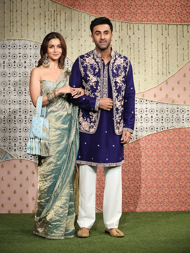 কারুকাজ করা ম্যাচিং কোটীসহ নেভি ব্লু কুর্তা ও সাদা পাজামায় সঙ্গে আছেন স্বামী রণবীর কাপুর 