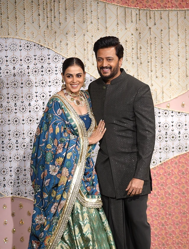 কালো শেরওয়ানি আর সমুদ্রনীল লেহেঙ্গায় রিতেশ ও জেনেলিয়া দেশমুখ 
