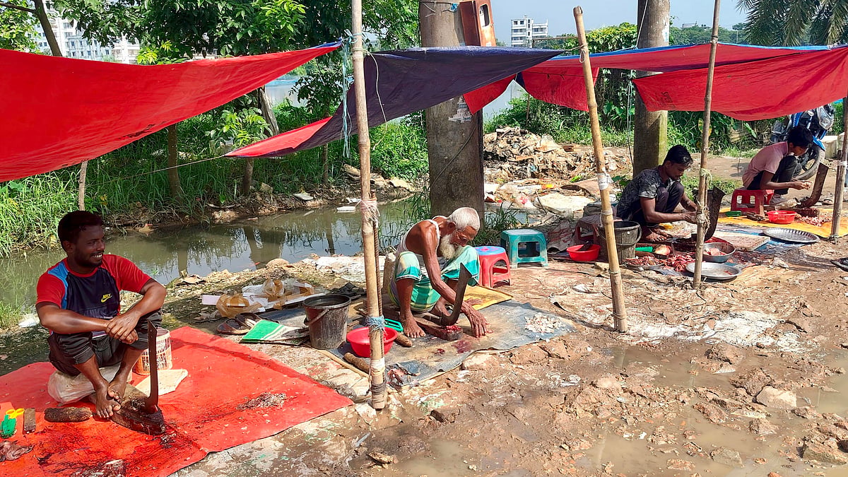 মাসুম বাজারে মাছ কাটার কাজ করেন নিয়ামত মোল্লাসহ ২৫ থেকে ৩০ জন।