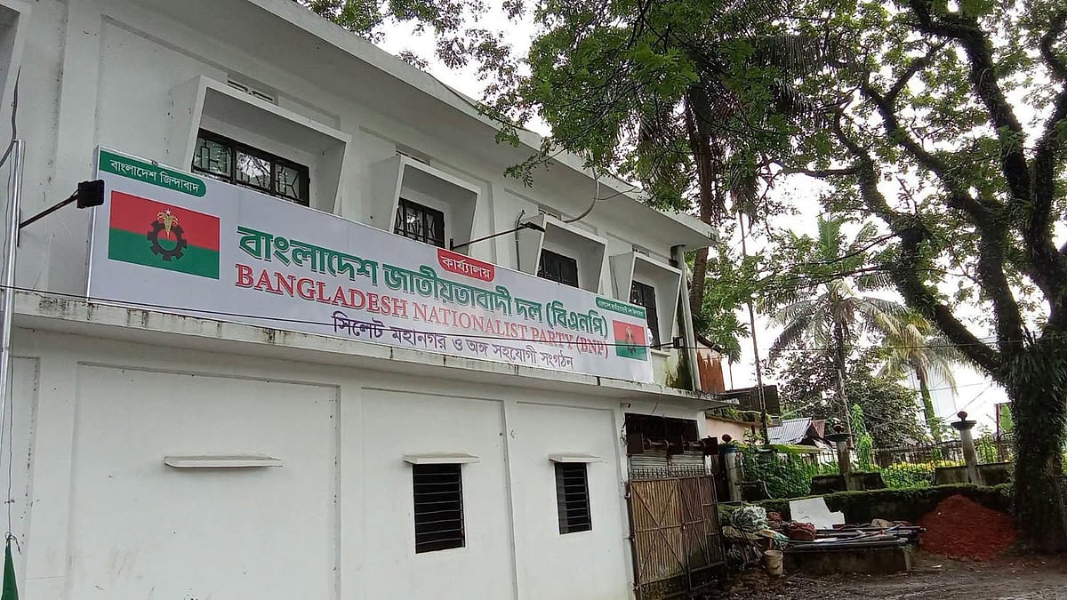 সমালোচনার মুখে ‘অচেনা’ তিন প্রবাসীকে উপদেষ্টা করার সিদ্ধান্ত স্থগিত