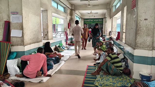 ময়মনসিংহ মেডিকেল কলেজ হাসপাতালের নিউরোসার্জারি বিভাগে করিডোরের মেঝেতে রোগীদের চিকিৎসা চলছে। গতকাল বুধবার দুপুরে