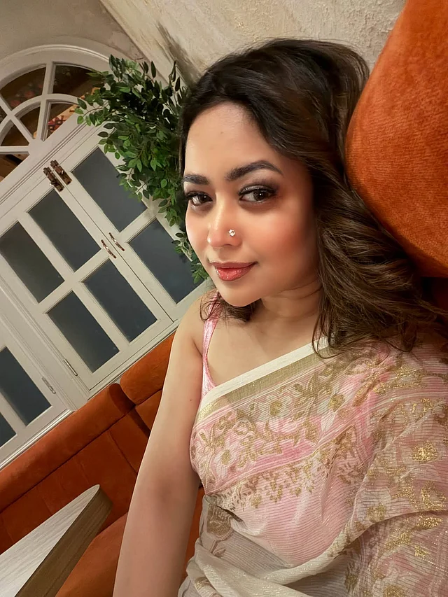 নাকফুলটি জ্বলজ্বল করছে পুরো লুকের মাঝে 