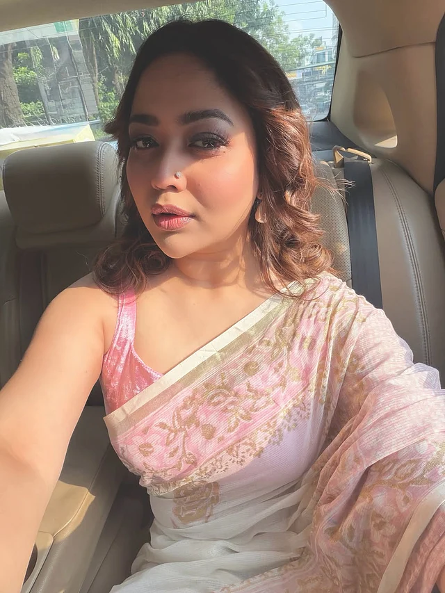 শাড়ি, ব্লাউজ আর সাজ মিলিয়ে বেশ নজর কেড়েছেন তিনি 