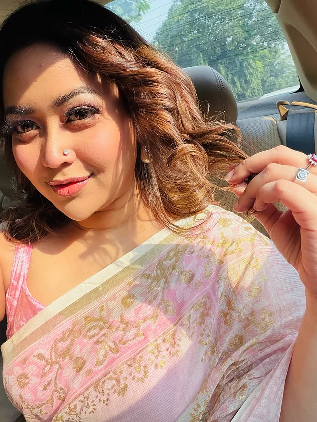 হালকা রোদে ফুরফুরে স্নিগ্ধ লাগছেন এই লুকে ভাবনা। হাতে আংটি আর কানে ঝোলানো দুল দেখা যাচ্ছে। 