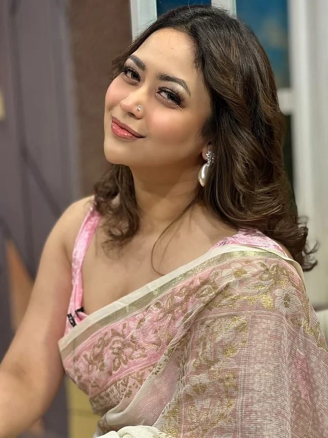 সোনালি ব্লক করা মভ-সাদা সুতির শাড়ি পরেছেন ভাবনা 