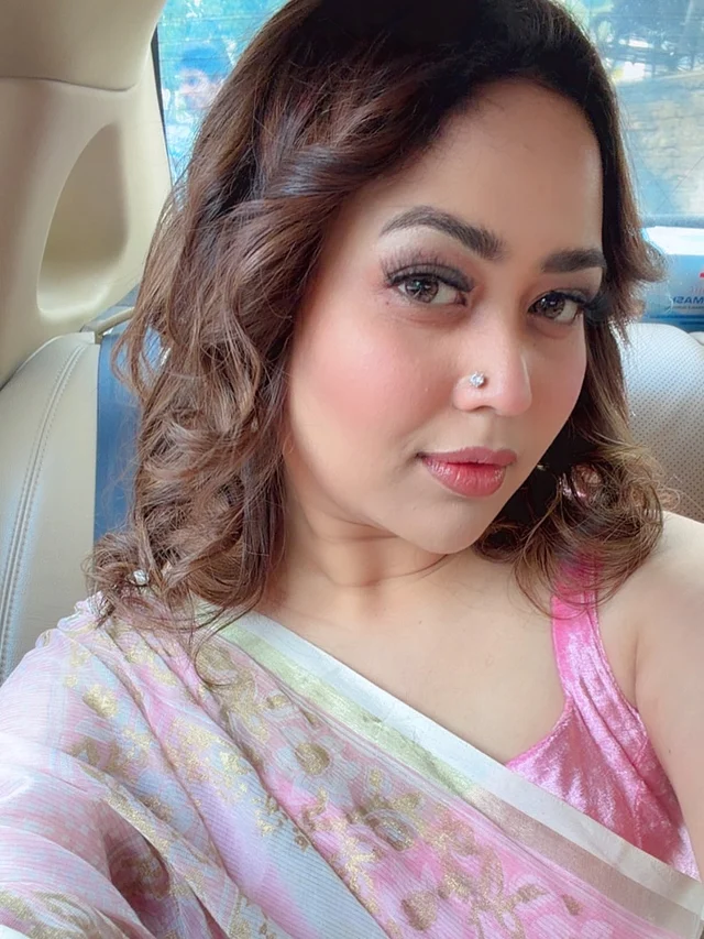 সফট গ্ল্যাম মেকওভারে ফলস ল্যাশ, লেন্স আর গোলাপি লিপটিন্ট নজর কাড়ছে 