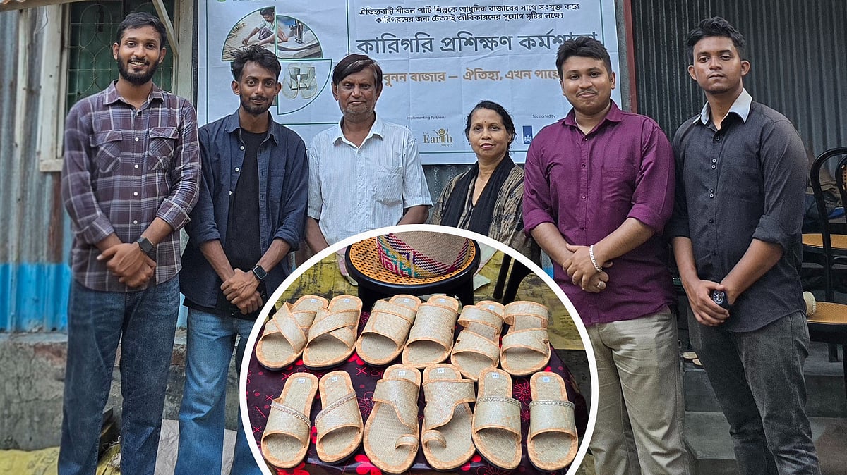 শীতলপাটি দিয়ে স্যান্ডেল বানানোর উদ্যোগ রাজশাহী বিশ্ববিদ্যালয়ের চার শিক্ষার্থীর