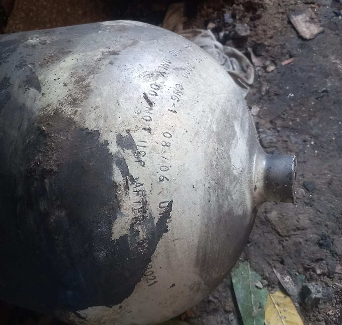 সিলিন্ডারের গায়ে লেখা ‘ডু নট ইউজ আফটার ২০২১’