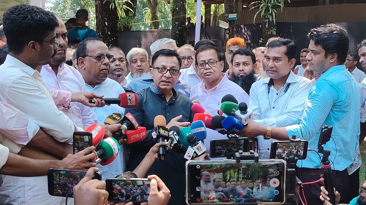 সিলেটের লাক্কাতুরা চা–বাগান ফ্যাক্টরি মাঠে চা–শ্রমিকদের মধ্যে রেইনকোট বিতরণ অনুষ্ঠান শেষে সাংবাদিকদের সঙ্গে কথা বলেন বাণিজ্যমন্ত্রী খন্দকার আবদুল মুক্তাদির। ২২ সেপ্টেম্বর ২০২৬ছবি: প্রথম আলো