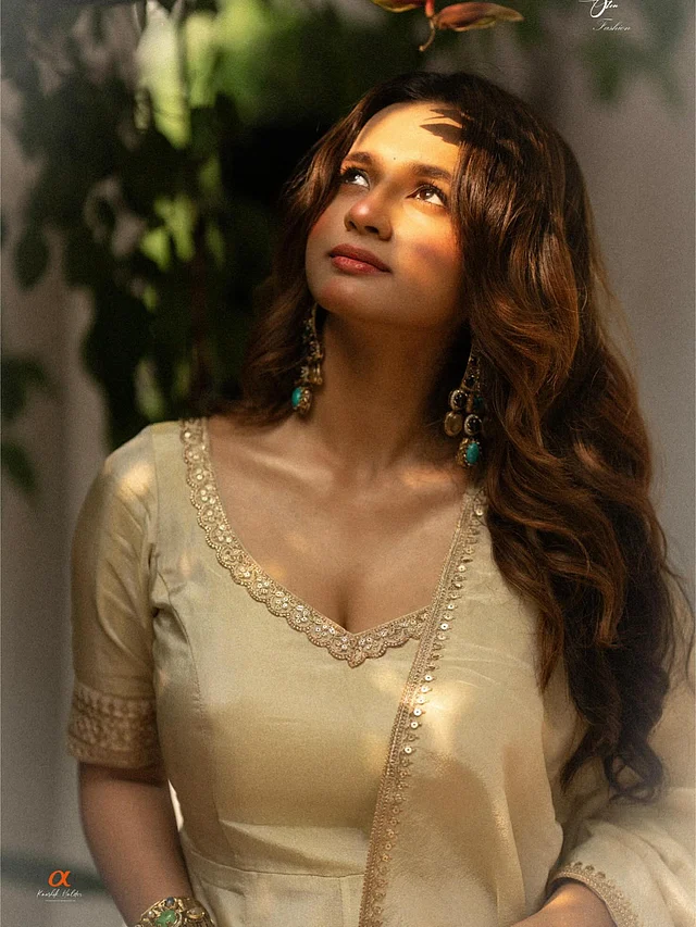 হালকা সোনালি এথনিক পোশাকের সঙ্গে ফিরোজা স্টোনের স্টেটমেন্ট দুলে নন্দিনী এখানে ভীষণ স্নিগ্ধ ও অপরূপা 